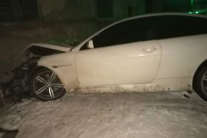 FOTO – Șofer fugar de la un accident cu o maşină ce a lovit o casă la Șeica Mare