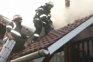 Incendiu la acoperişul unei locuinţe din Răşinari
