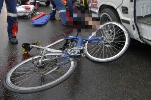 Adolescent pe bicicletă, lovit în plin de o maşină. Minorul a suferit răni grave