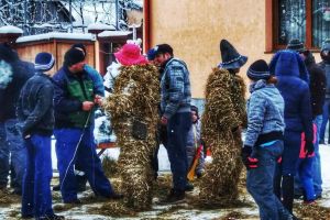 FOTO Ziua Nebunilor sau cum să scapi de spiritele rele la Cârţa