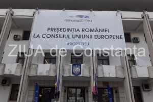Ce mesaj a fost inscriptionat pe un banner expus pe cladirea Prefecturii Constanta (galerie foto)