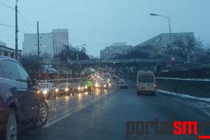 FOTO/VIDEO. Aglomeraţie infernală în Pasajul Soarelui. TIR blocat în mijlocul drumului
