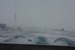 AVERTIZARE meteo. Cod PORTOCALIU de vânt puternic. Zeci de zboruri au fost ANULATE. Primele măsuri ale MAE