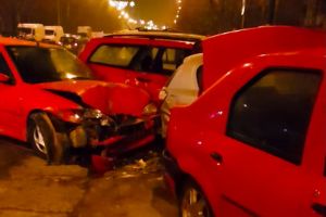 Alt inconştient: Un orădean beat şi fără permis la volanul unui BMW a rănit o persoană şi a distrus 6 maşini! (FOTO)