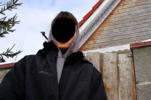 Tânăr de 19 ani, amendat pentru că a scris „Atât tupeu am” pe clădirea Colegiului Loga