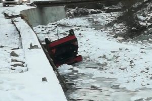 Accident rutier in judetul Neamt. O masina a cazut intr-un parau. Sunt trei victime