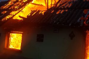 FOTOGALERIE. Incendiu violent în judeţ. O casă a fost făcută scrum