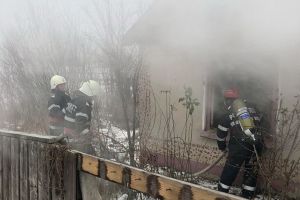 Incendiu puternic la o casă din Cadea: Focul a izbucnit de la o sobă! (FOTO)
