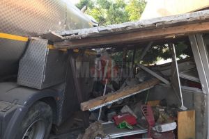 O cisternă cu lapte a intrat într-o casă