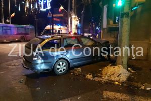 Imagini de la eveniment. Accident rutier in intersectia de la Teatrul de Stat din Constanta. Doua masini implicate. Una s-a oprit intr-o cladire (galerie foto)
