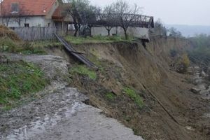 Valcea, judeţul cu cele mai multe alunecări de teren din ţară. „Peste 450 de locaţii au fost afectate”