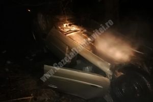 DÂMBOVIȚA: Un autoturism a luat foc după ce a lovit un stâlp de electricitate