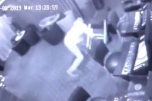 Scene de o VIOLENȚĂ EXTREMĂ într-un local, suprinse în timpul unui JAF I VIDEO