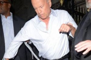 Bruce Willis nu mai este SOLDATUL PERFECT. A fost cărat pe braţe de bodyguarzi