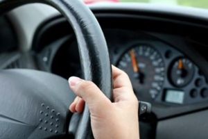Tânăr fără permis, prins la volanul unui autoturism radiat din circulaţie