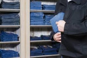 Cercetat după ce a furat o pereche de pantaloni