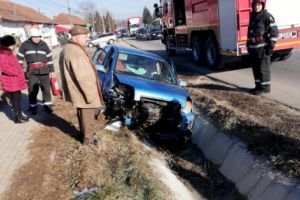 S-a oprit cu maşina în şanţ