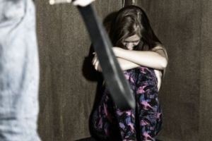 Violenţa în familie. Zeci de români, evacuaţi cu forţa de poliţie după ce şi-au agresat rudele