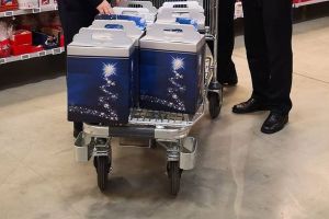 Cine a mai cumpărat pachete pentru Camionul de Crăciun în Basarabia (FOTO)