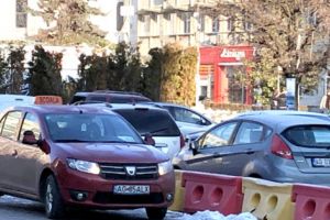 INSTRUCTORI AUTO ÎI „ÎNVAŢĂ” PE ELEVI CUM SĂ FENTEZE REGULILE!