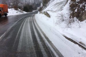 CNAIR: Ninge şi se circulă în condiţii de iarnă pe majoritatea drumurilor din ţară
