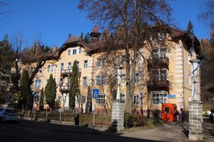 A ajuns la spital cu arsuri pe 50% din suprafaţa corpului, după ce bucătăria i-a luat foc
