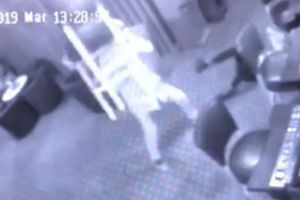 Barmaniţă lovită cu scaunul în cap şi tâlhărită, la Timişoara