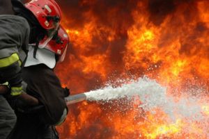O basculantă cuprinsă de flăcări a rămas fără frână şi a provovat un accident rutier