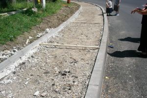 Locuitorii din Ditrău se vor bucura de 4,5 km de trotuar