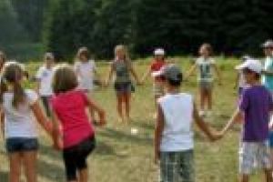 Se caută voluntari pentru taberele destinate copiilor defavorizaţi