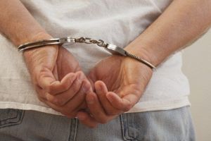 Spărgător de garaje prins de poliţişti după ce a furat două maşini şi alte bunuri, la Timişoara