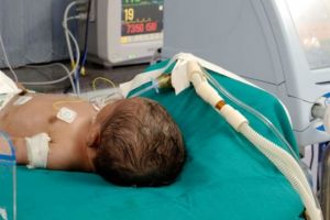 CE GEST! Un jandarm scoate dulceaţă la licitaţie pentru nou născutul bolnav