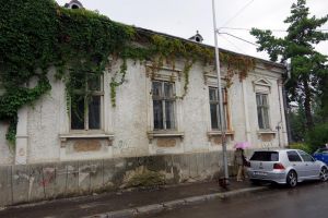 Nicolae Troaşe şi Vasile Armenean au achiziţionat fostul sediu al Arhiepiscopiei Sucevei de ...