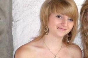 În adolescenţă ERA BATJOCORITĂ pentru felul în care ARĂTA. Acum este una dintre cele mai sexy FEMEI din LUME. Foto cu transformarea IREALĂ