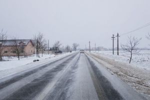 FOTO&VIDEO. Atenţie, şoferi! Chiciură şi gheaţă pe drumurile din judeţ
