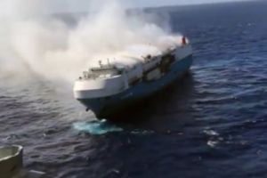 O navă cu MII de AUTOMOBILE la bord pluteşte în derivă în Oceanul Pacific, din luna decembrie. VIDEO