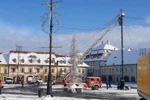 FOTO Sibiul, despodobit de iluminatul festiv. Se demontează şi bradul din Piaţa Mare