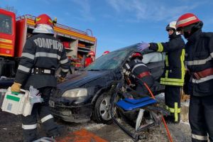 Accident pe DN1. O şoferiţă are picioarele prinse sub bordul maşinii avariate