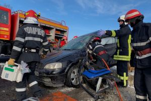 Accident rutier grav pe DN 1, judetul Brasov. Șoferita a ramas incarcerata. Interventie dificila a salvatorilor (galerie foto)