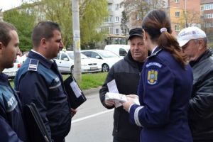 Politistii prahoveni au explicat persoanelor in varsta la ce riscuri se expun cand deschid usa necunoscutilor