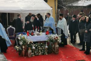 Confetti aruncate din avion la înmormântarea bulibaşei din Gilău – Dăncilă a trimis o coroană