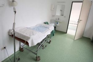 Un spital dă în judecată o pacientă pentru postările de pe Facebook