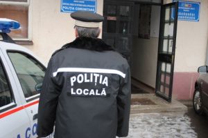 VIDEO Zeci de oameni ai străzii, convinşi de poliţiştii locali să meargă în adăposturi