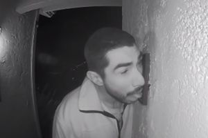Bărbat căutat de poliţie după ce a lins timp de trei ore soneria de la intrarea unei case