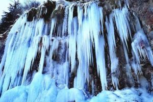 FOTO / VIDEO: Imagini spectaculoase cu Voalul Miresei de la Pişoaia. Cascada a devenit în aceste zile atracţie pentru turiştii care vin să admire broderia iernii din Munţii Apuseni