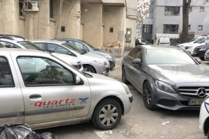 UN PITEŞTI CU PARCĂRI SUPRATERANE GOALE ŞI TROTUARE PLINE