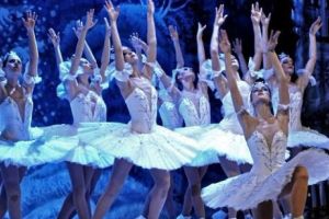 Lacul lebedelor. Ansamblul de Stat al baletului pe gheaţă ajunge la Bucureşti