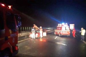 FOTO: ACCIDENT MORTAL pe autostrada A1, Sebeş-Sibiu. Două victime au DECEDAT în urma impactului dintre un autoturism şi un autotren