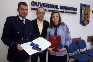 VIDEO Recompense pentru doi funcţionari de la paşapoarte şi permise auto