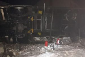 Tir răsturnat la Bâlteni